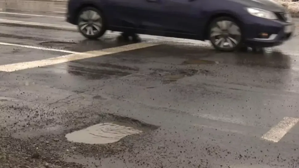Un șofer și-a stricat mașina pe un drum și a obținut plata avariilor de la Consiliul Județean