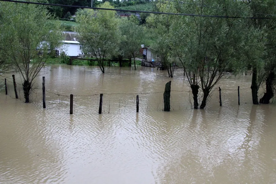 Cod Portocaliu de inundații. 10 hectare sunt inundate, 4 stâni evacuate