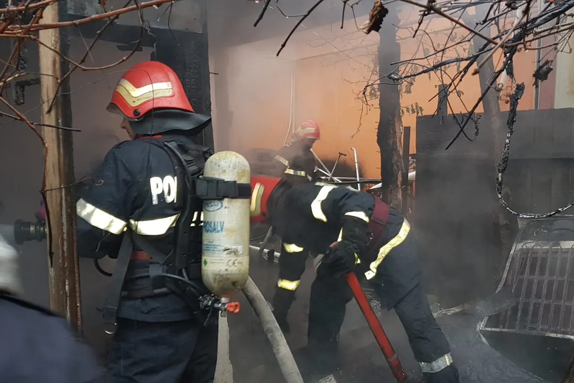 Se zbate între viață și moarte din cauza unui incendiu