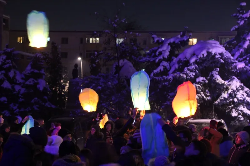 100 de lampioane lansate către cer de Ziua Națională a României FOTO&amp;VIDEO