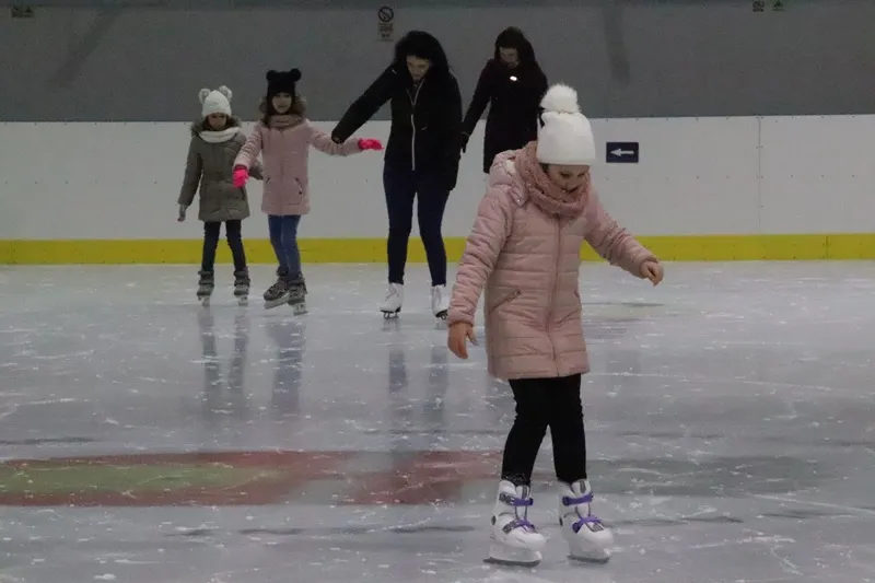 Patinoarul se redeschide luna viitoare