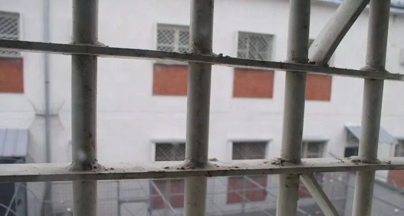 Condamnat la închisoare pentru încălcarea unui ordin de protecție