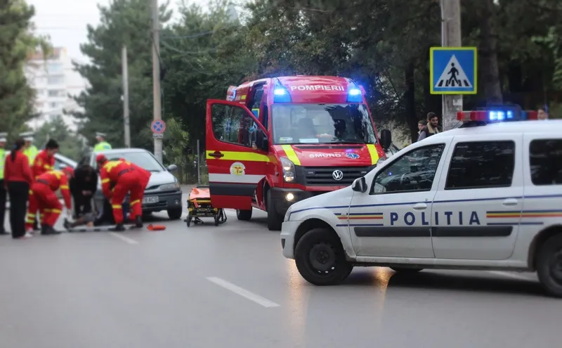 Tânără lovit de o mașină pe trecerea de pietoni