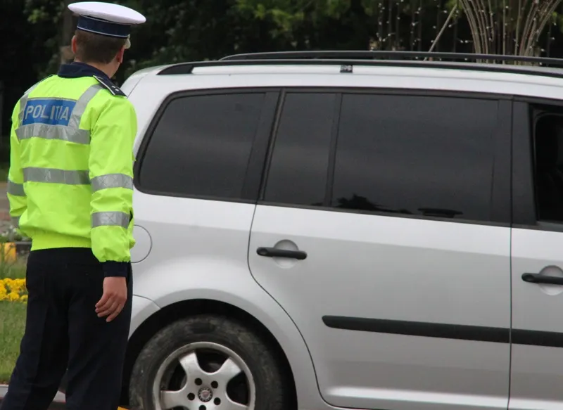 Tânăr prins de polițiști în timp ce conducea un autoturism cu numele expirate din 2017
