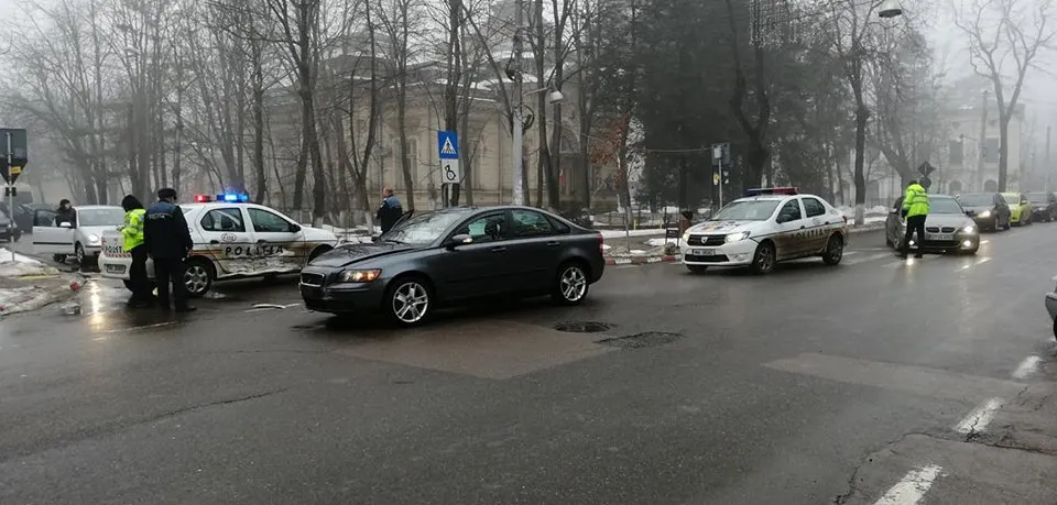 Mașină a IPJ implicată într-un accident pe bulevardul Eminescu