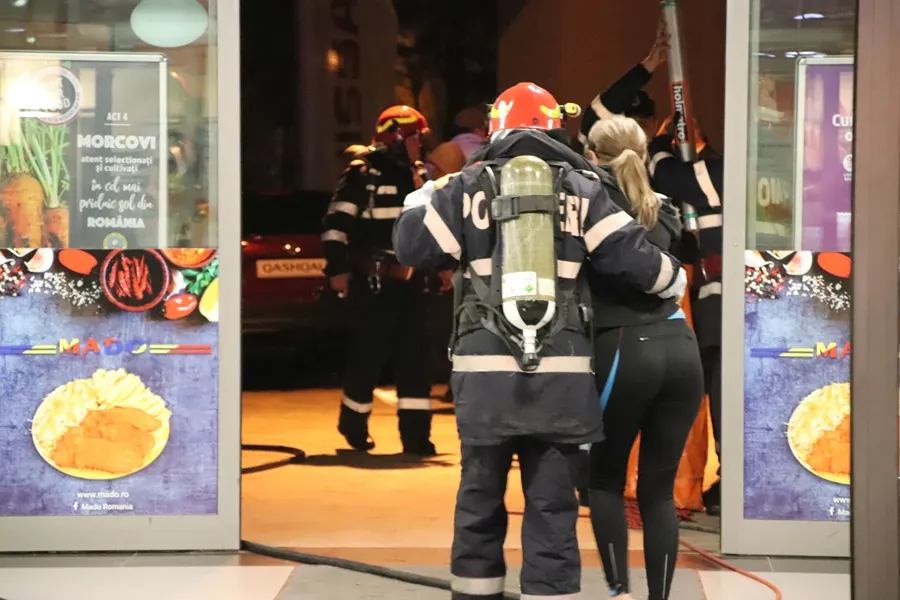 ISU Botoșani simulează un cutremur la hotel „Rapsodia” și Cinema „Unirea”. Mobilizare impresionantă de forțe și străzi închise