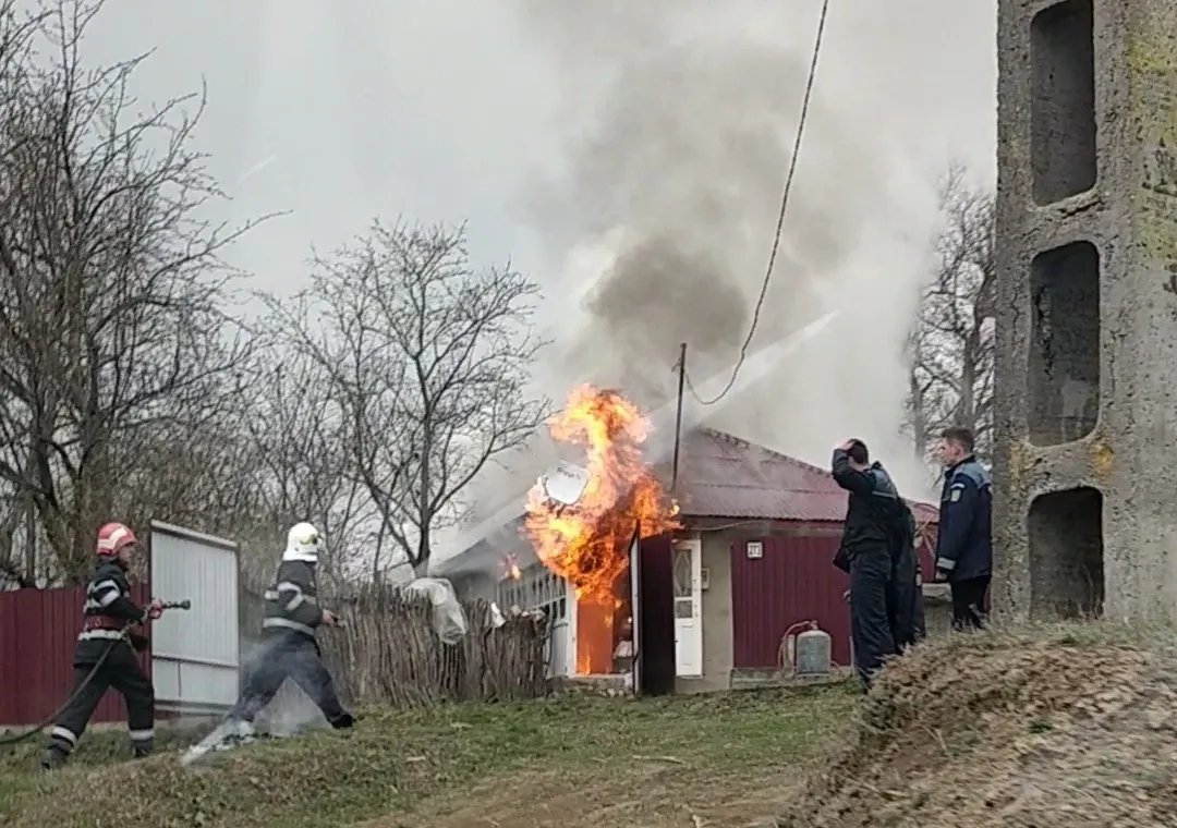 Incendiu în comuna Brăești. O femeie a ajuns la spital