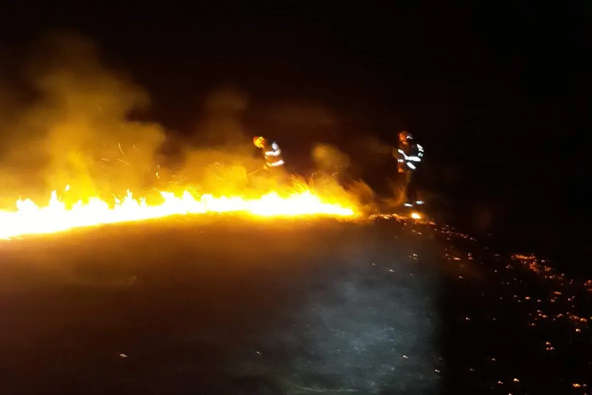 INCENDIU  la un depozit de furaje din Dângeni. 20 de pompieri au intervenit