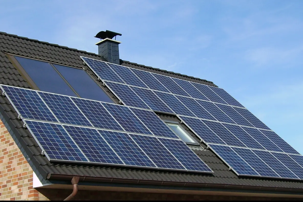 Bani de la Guvern pentru montarea panourilor fotovoltaice