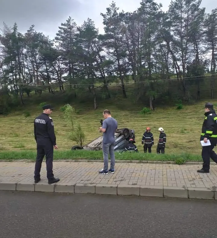 Trei elevi răniți într-un accident rutier pe drumul Botoșani - Suceava