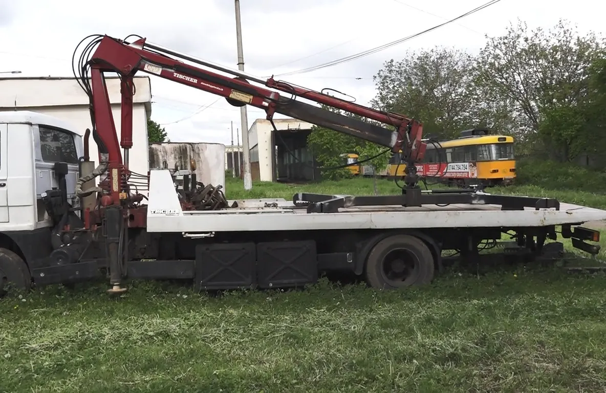 Activitatea de ridicare a mașinilor parcate neregulamentar este pasată între primărie și Eltrans