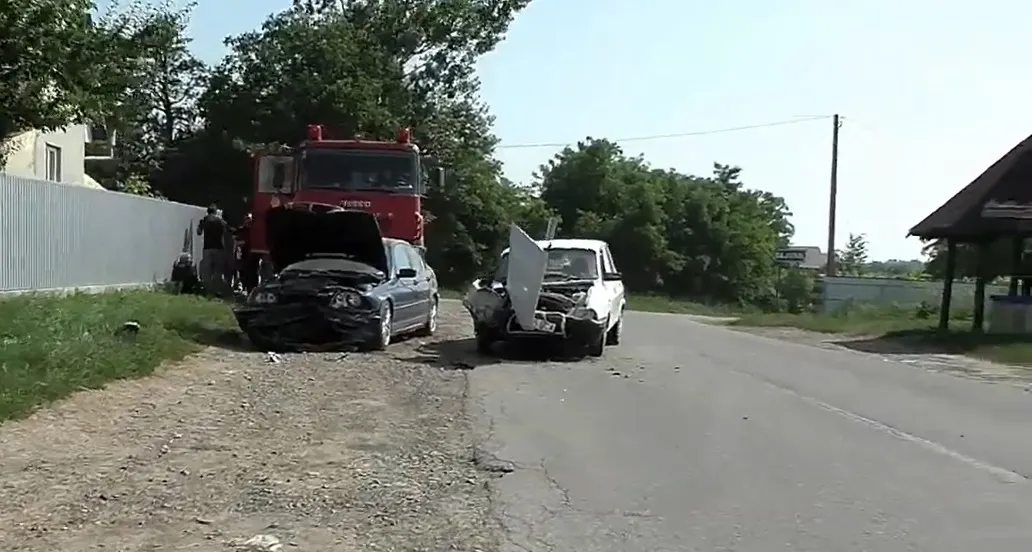 Accident cu un BMW și Dacie la Bajura