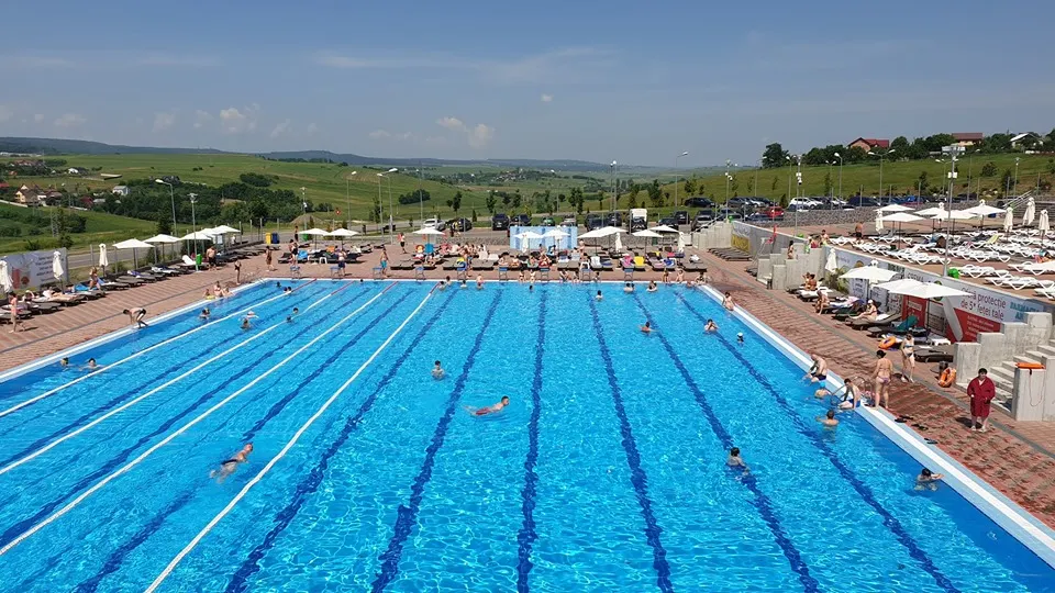 La piscină cu mâncarea și băutura de acasă. În tot parcul Cornișa nu este o terasă sau un punct de alimentație publică