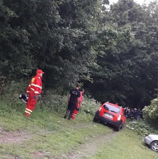 Bătrân rătăcit într-o pădure, găsit de un pompier