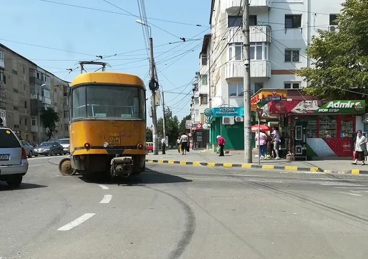 Tramvai deraiat în intersecția străzilor Primăverii cu George Enescu FOTO