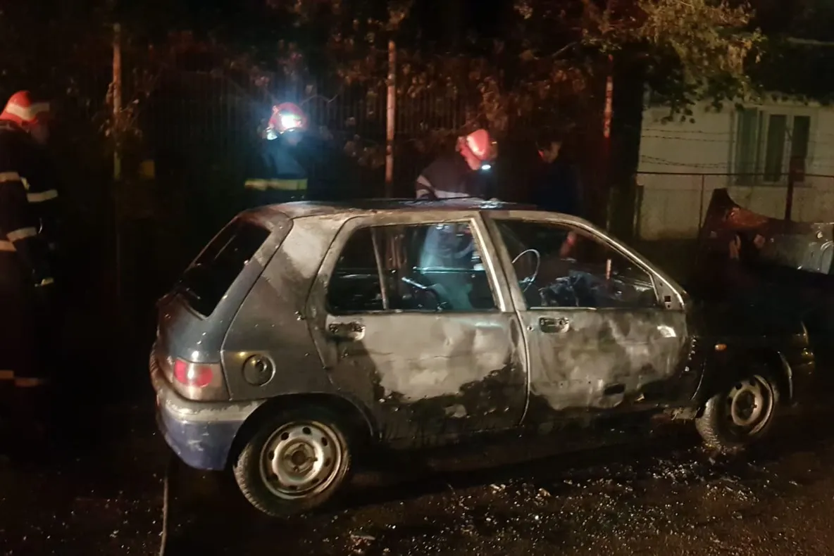 Patru mașini incendiate noaptea trecută în Botoșani FOTO