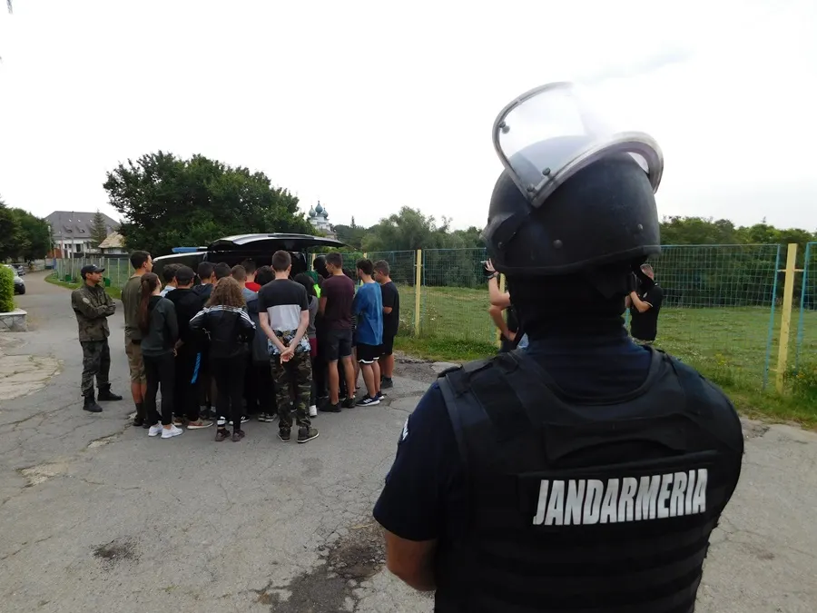 Jandarmii au descins în tabăra Agafton