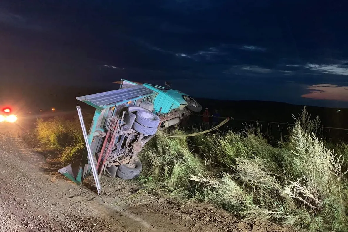 Accident cu doi răniți după ce o camionetă s-a răsturnat FOTO