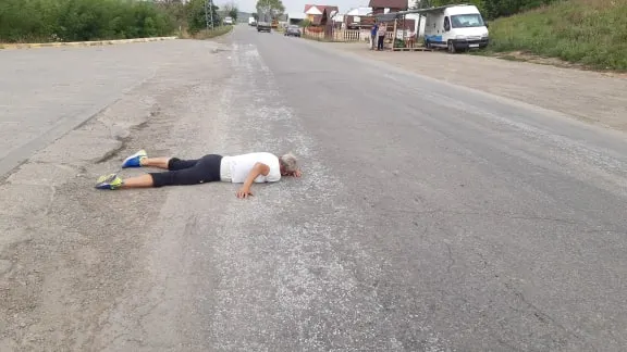 Femeie pe mijlocul unui drum din județul Botoșani FOTO&amp;VIDEO