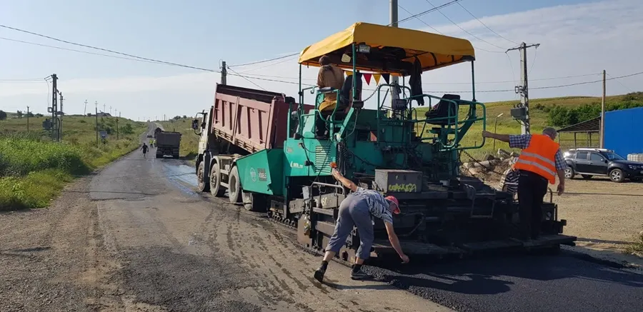 FOTO. A început asfaltarea pe drumul Flămânzi – Prăjeni –Iași