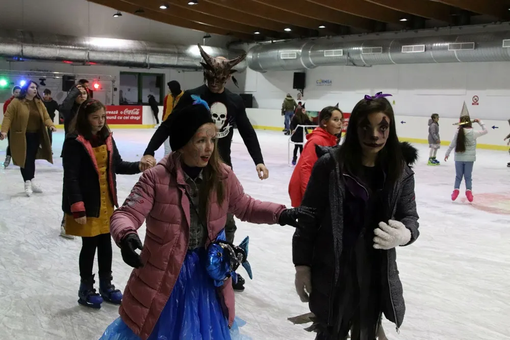 Petrecere de Halloween pe gheața de la Cornișa FOTO&amp;VIDEO