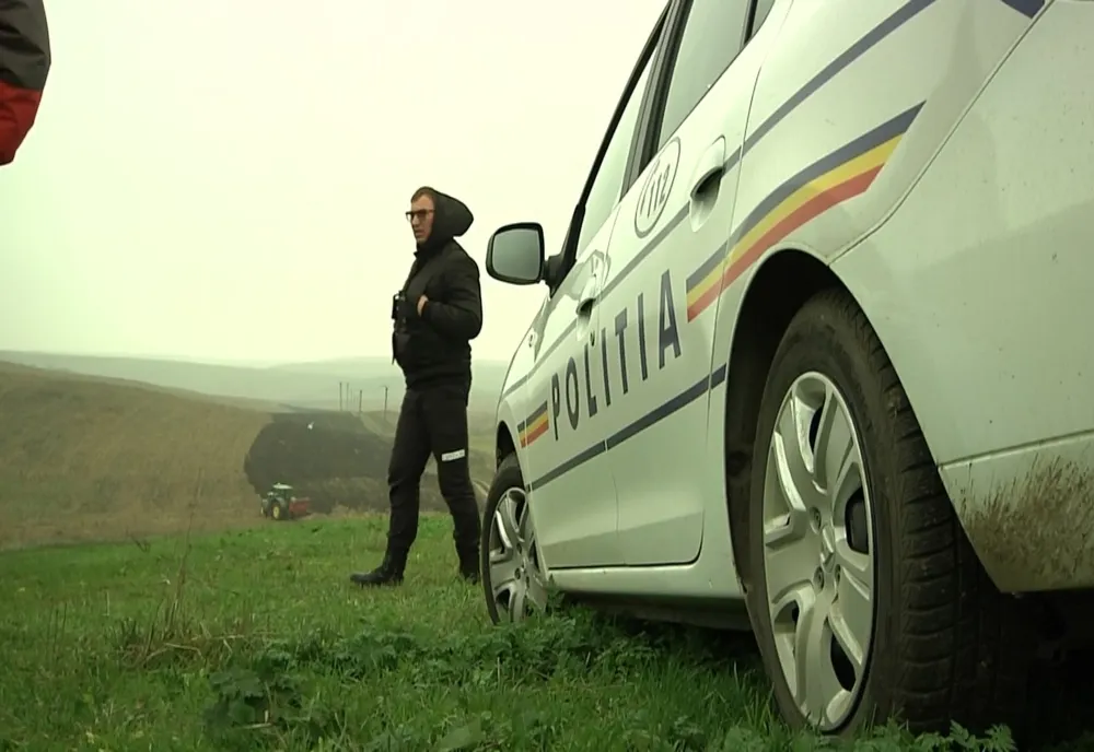 Angajații unei instituții din Botoșani lucrează cu bodyguarzii lângă ei: "Insist către conducerea IPJ Botoșani să rezolve acest caz" VIDEO