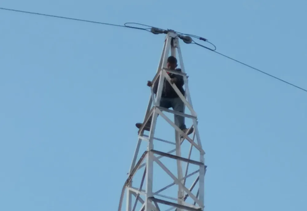 Tânăr coborât de pompieri de pe un stâlp de înaltă tensiune FOTO&amp;VIDEO