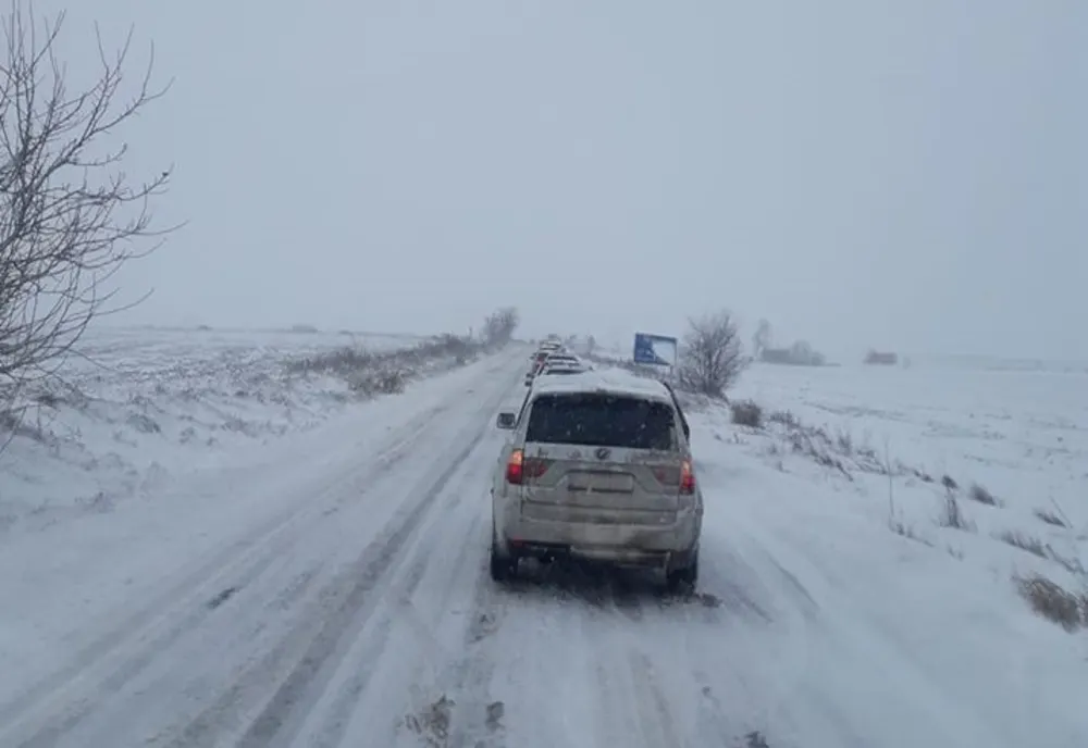 UPDATE. Se circulă greu pe majoritatea drumurilor din județul Botoșani. Blocaje și mașini în șanț