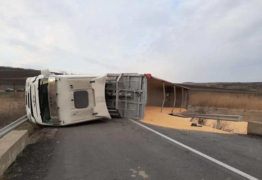 Un camion încărcat cu cereale s-a răsturnat. Un drum național a fost blocat FOTO