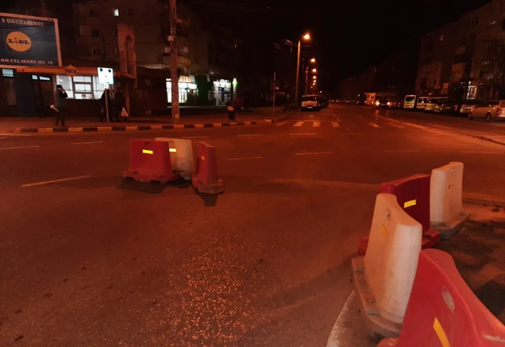 Sens giratoriu distrus de un șofer aflat aproape în comă alcoolică FOTO&VIDEO