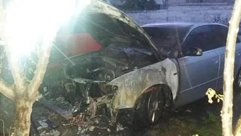 Incendiu în municipiul Botoșani. Un autoturism a ars pe jumătate iar alte două au fost afectate