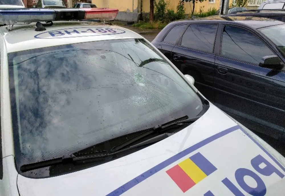 Doi bărbați din Botoșani, găsiți fără suflare pe câmp, în județul Sibiu. Lângă ei, erau și două sticle de spirt