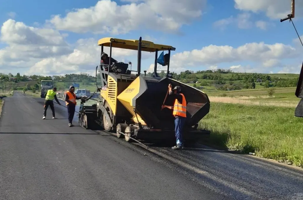 Covoare asfaltice pe mai multe drumuri județene