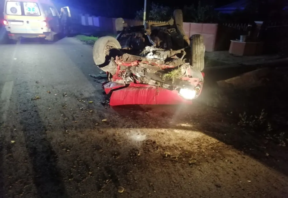 Un bărbat venit din Cehia s-a răsturnat cu mașina la 10 kilometri de casă FOTO