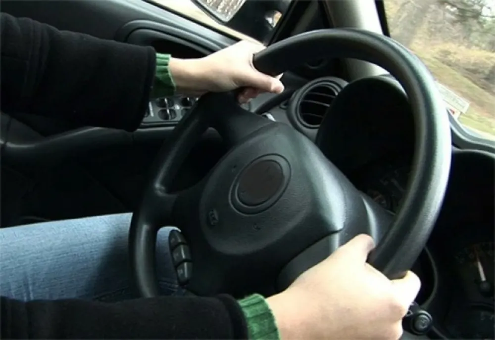 Un puști a furat mașina părinților și a provocat un accident
