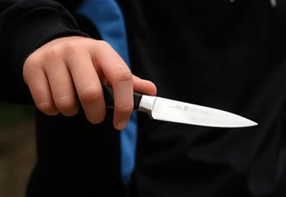 Caz şocant petrecut într-o familie din Botoşani. Un pompier și-a amenințat soția însărcinată cu un cuțit