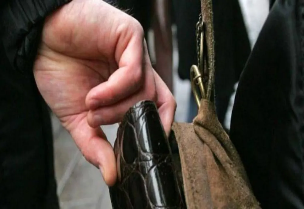 În arest după ce a lăsat o tânără din Botoșani fără portofel