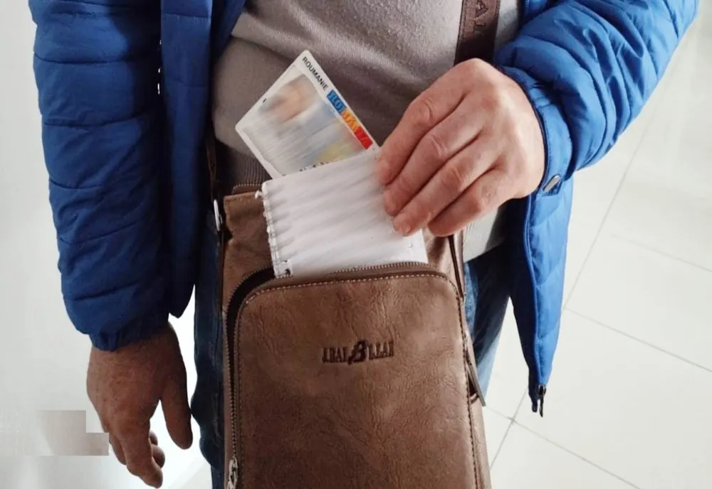 Carte de identitate falsă descoperită de poliţiştii de frontieră botoşăneni ascunsă într-o borsetă