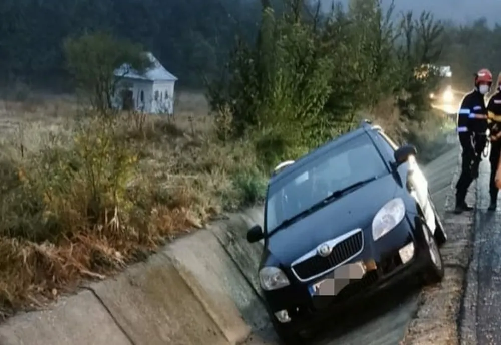 S-a urcat la volan fără permis și s-a oprit cu mașina în șanț
