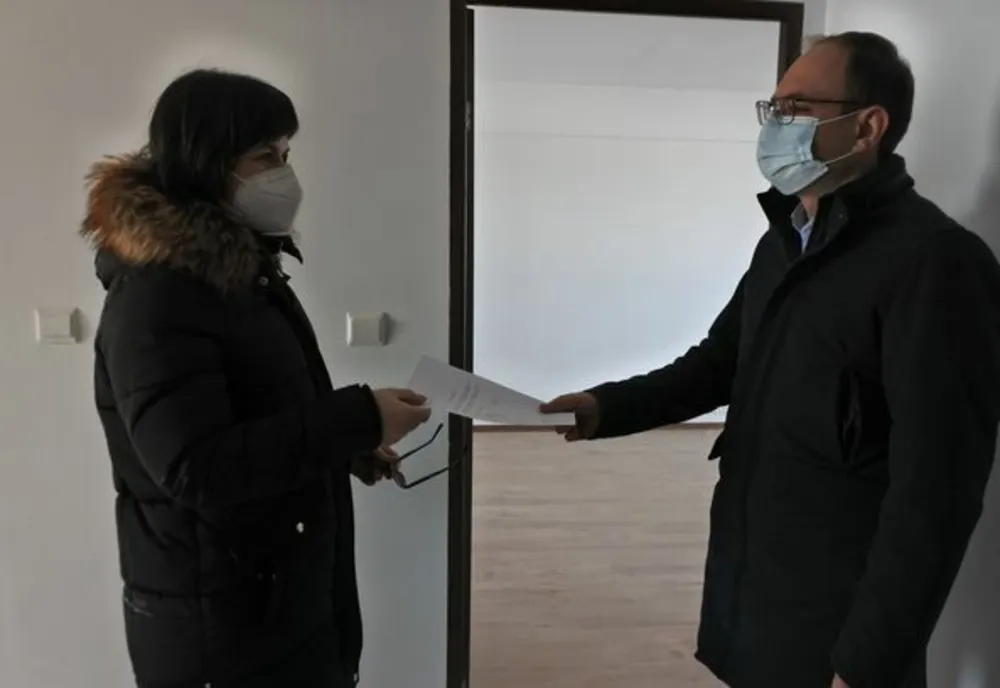 Beneficiarii locuințelor ANL au primit cheile chiar de la primar