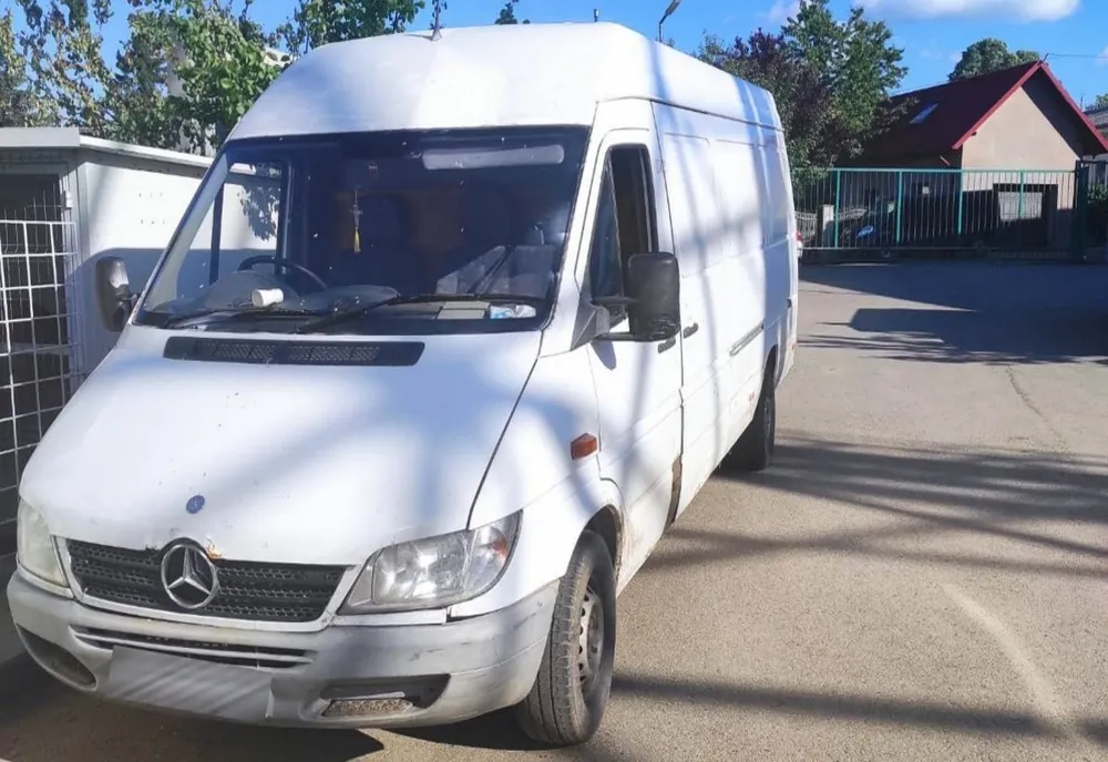 Autoutilitară cu asigurare falsificată, descoperită în trafic