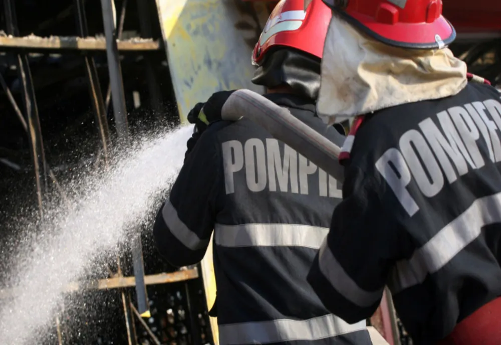 Un cuplu de tineri a dat foc unui apartament, cu două persoane înăuntru, din cauza unei moșteniri