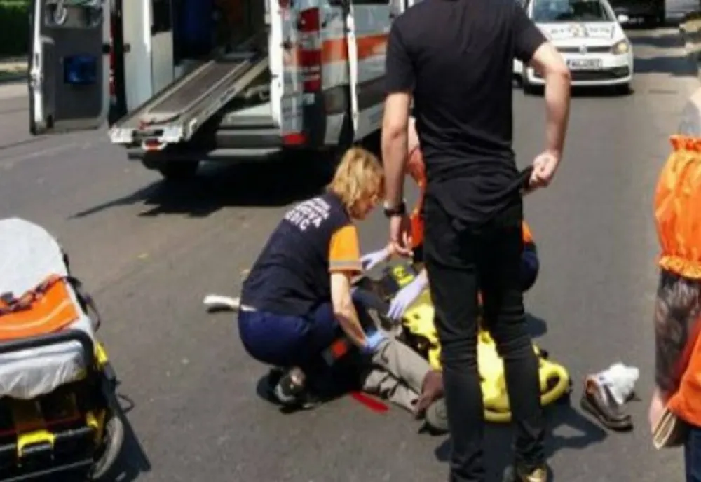 A traversat neregulamentar și a ajuns la spital
