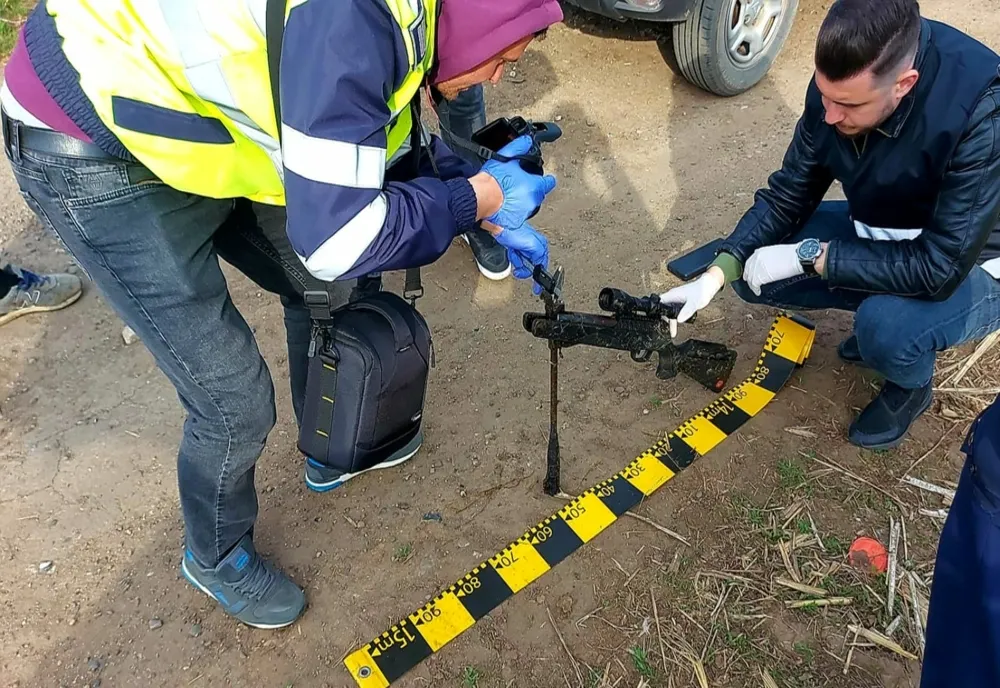 FOTO- Pușcă îngropată  într-o zonă de depozitare a gunoiului