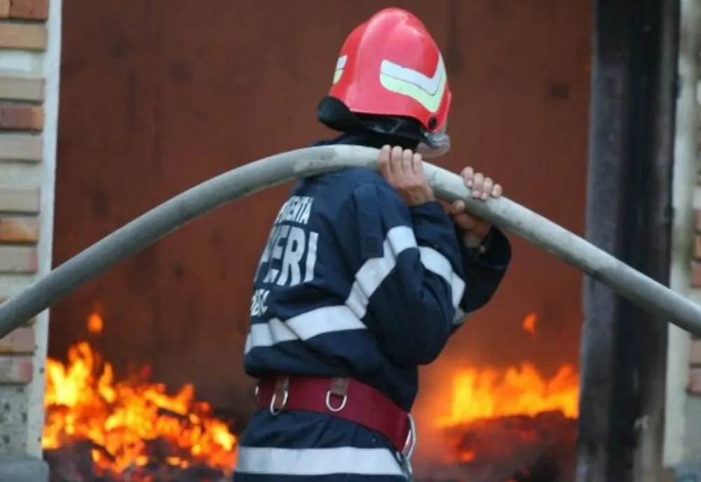 7 tone de furaje făcute scrum din cauza unei țigări aruncate la întâmplare