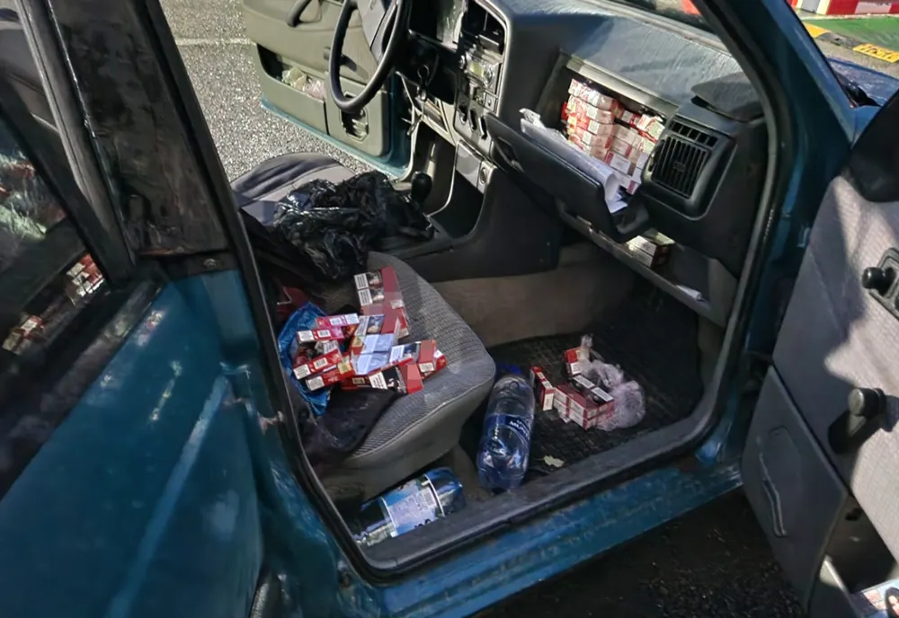 Ţigări şi alcool de contrabandă oprite la intrarea în ţară