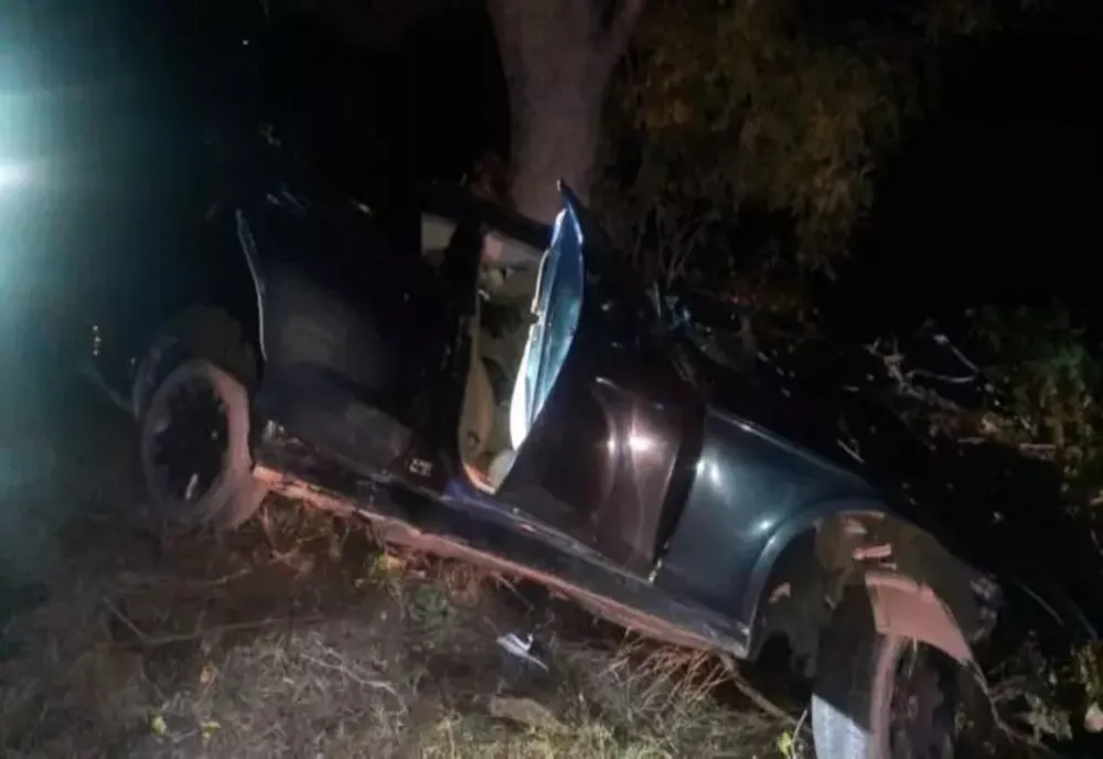 Tânăr de 25 de ani, GRAV rănit după ce a intrat cu mașina într-un copac în jud. Botoșani - A fost dus urgent la spital - FOTO