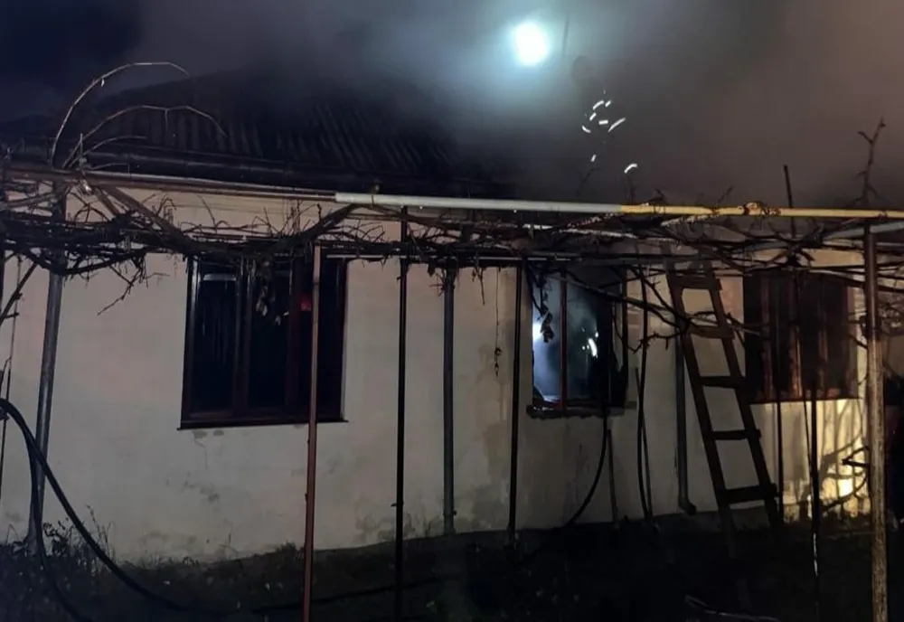 Pompierii s-au luptat două ore cu flăcările care au cuprins o casă la Bălușeni