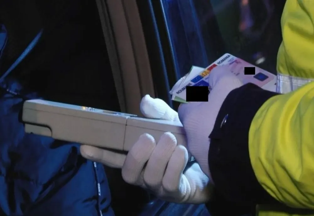Un şofer „beat criţă” abia reuşea să ţină maşina pe carosabil . Avea o alcoolemie de 1,25 mg/l alcool pur în aerul expirat
