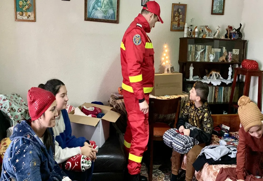 Moș Crăciun a trimis daruri unei familii rămase fără adăpost din cauza unui incendiu